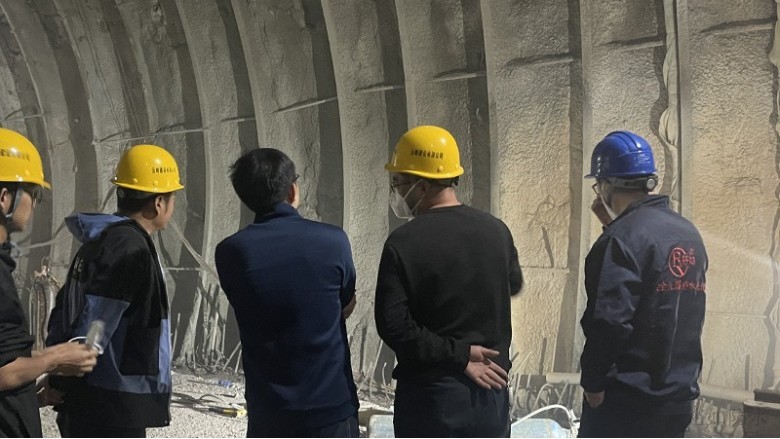 地下管廊防水為何優(yōu)先選丙烯酸鹽噴膜防水材料？核心原因解析